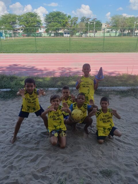 Escolinhas de iniciação esportiva da Sejel oferecem aulas de Tênis e Treinamento para Goleiros