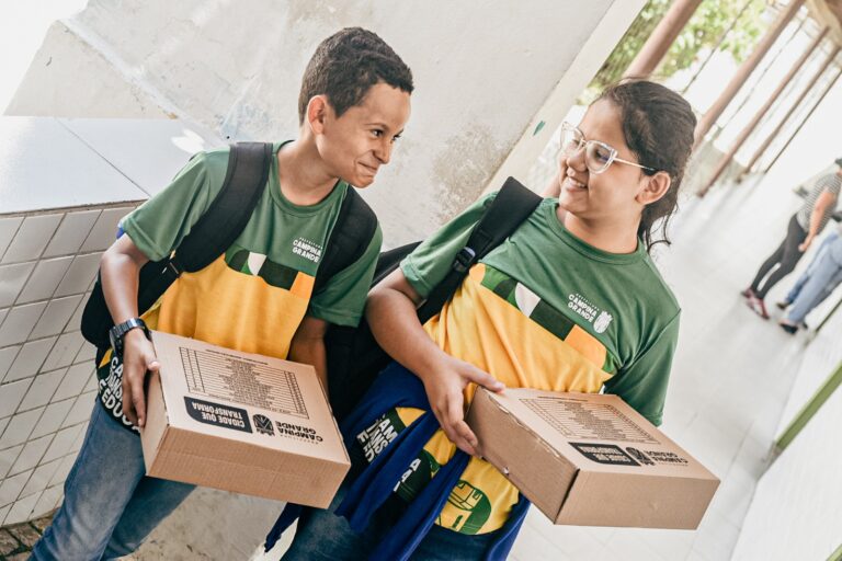Seduc inicia entrega de kits escolares para escolas do Ensino Fundamental