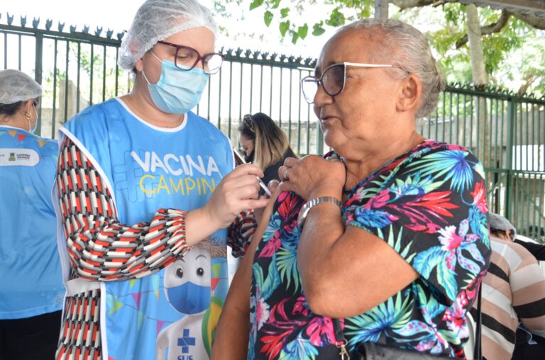 Campina Grande amplia aplicação da vacina bivalente para idosos de 68 anos acima