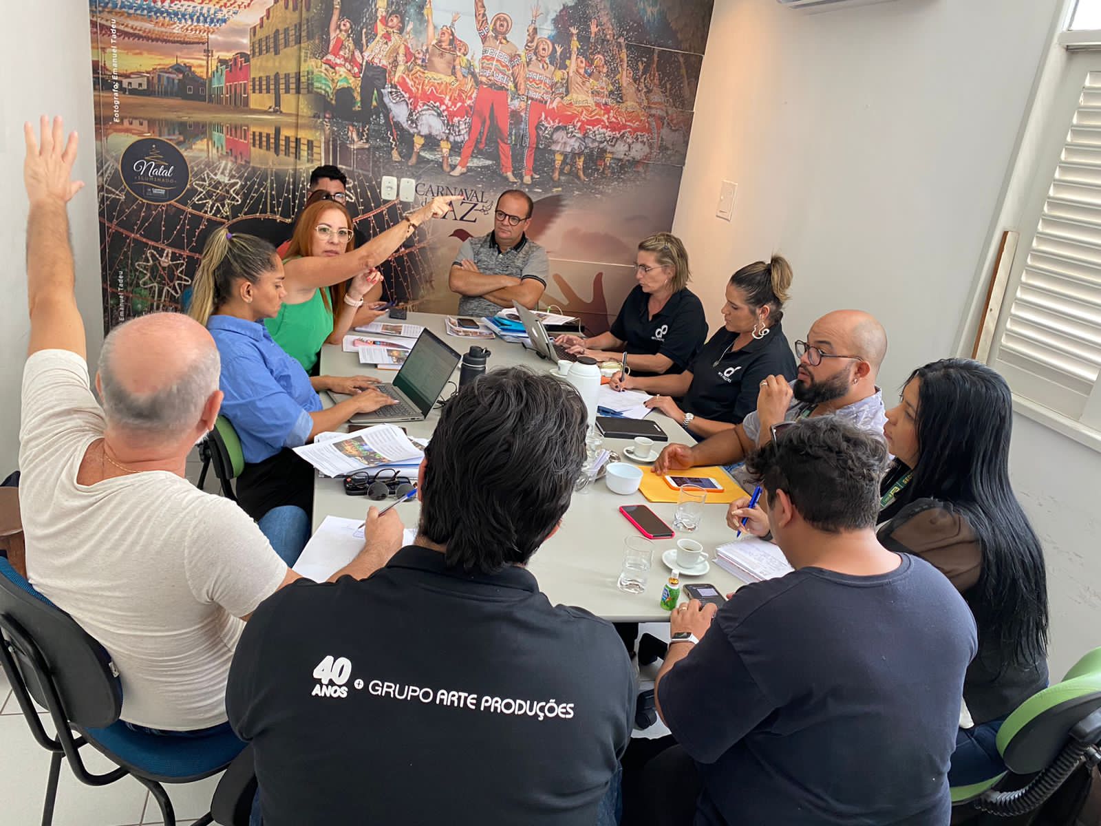 Prefeitura se reúne com empresa que irá gerir São João para discutir pautas culturais