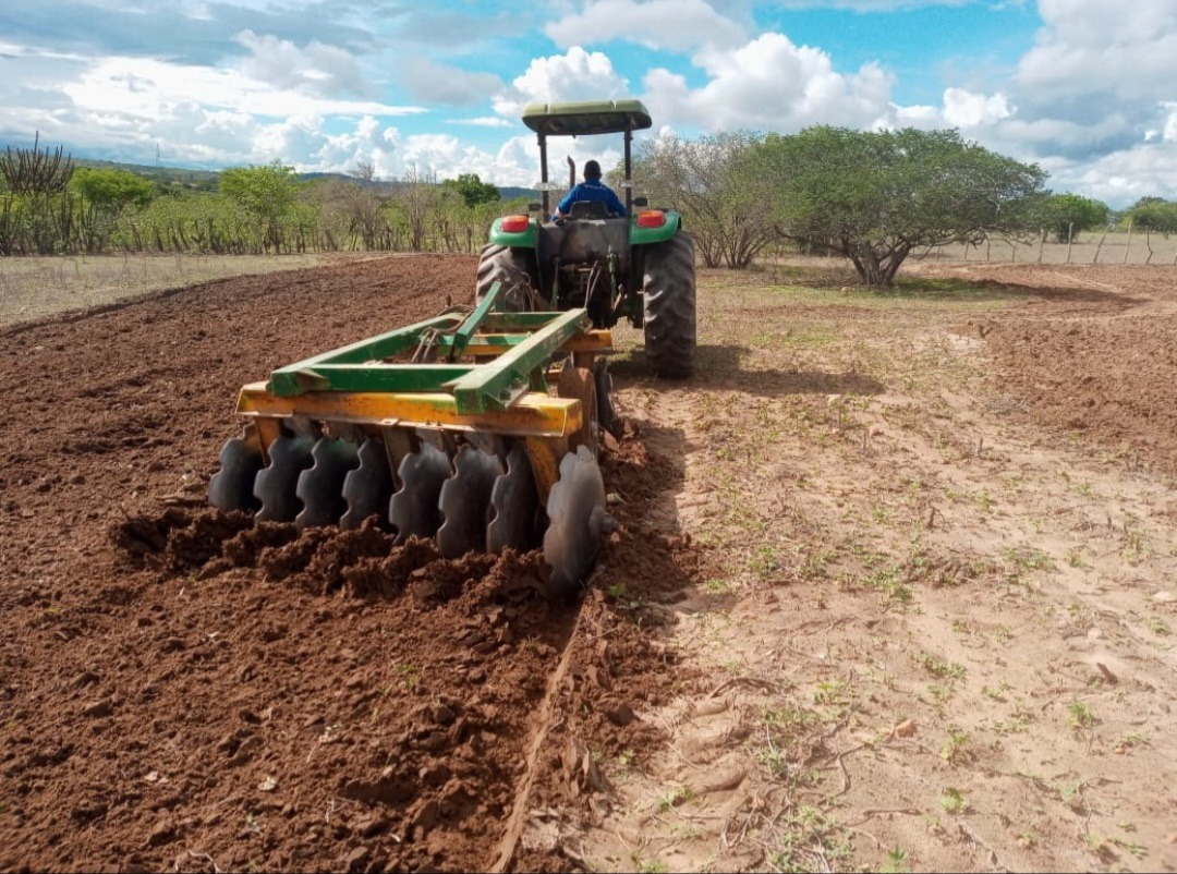 Programa “Corte de Terra” da Prefeitura de Campina Grande propicia economia de tempo e dinheiro ao homem do campo