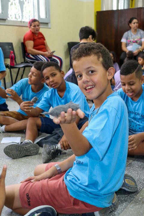 Biblioteca Municipal de Campina Grande recebe crianças com atividades lúdicas em alusão ao Dia do Livro