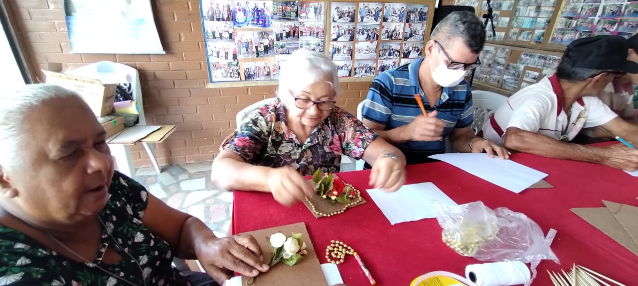 Idosos atendidos pela Prefeitura através do Centro Municipal de Convivência do Idoso, aprendem formas de minimizar ou evitar a Solidão