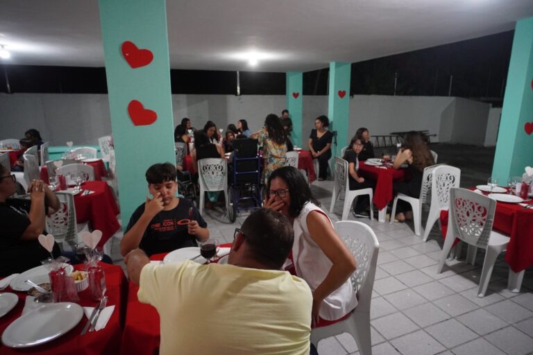 Mães atendidas pelo Centro Dia participam de homenagem especial alusiva ao Dia das Mães com jantar e muita emoção