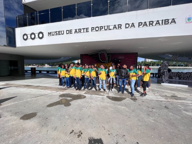 Estudantes da Rede Municipal de Campina Grande visitam MAPP para conhecer a exposição de Ariano Suassuna