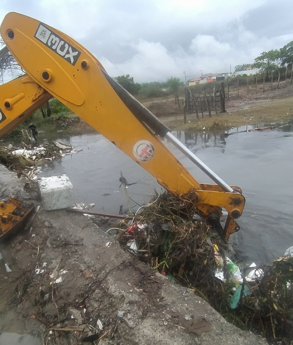 Prefeitura de Campina intensifica limpeza e desobstrução de canais, córregos e galerias Trabalho preventivo tem reduzido inundações e alagamentos no período de chuvas