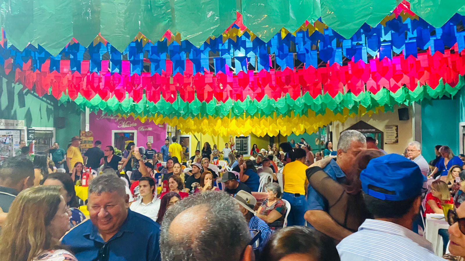 Nesta sexta-feira, forró na Vila do Artesão inicia mais cedo e apresenta O Rei dos Cornos e Forró Universitário a partir das 14h