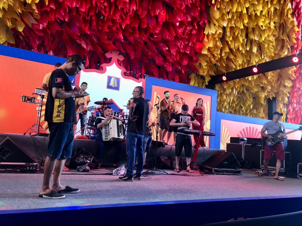 Quadrilhas já se preparam na Pirâmide do Parque do Povo para apresentações que acontecem na noite desta quinta-feira (8)