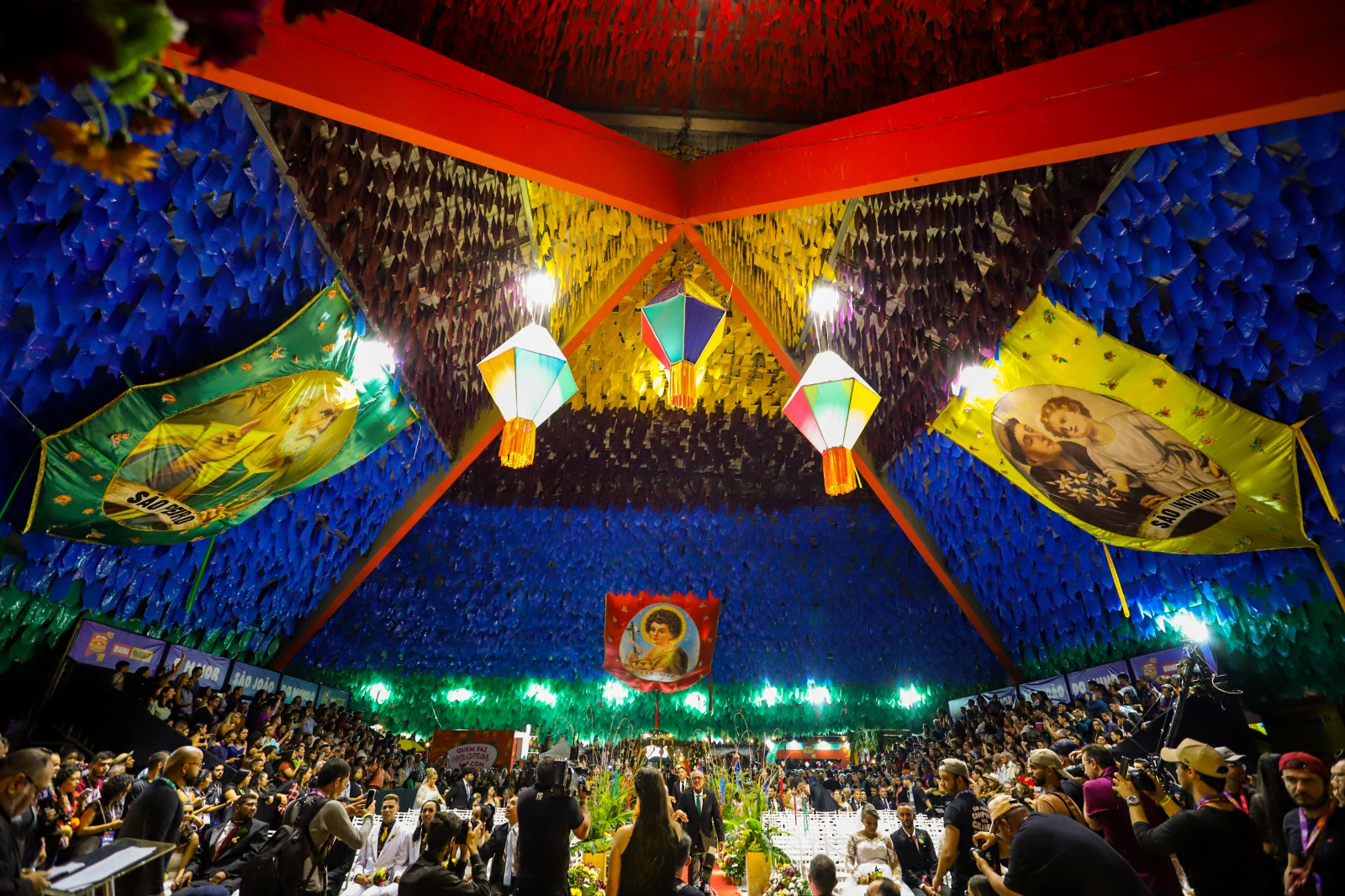 Perante milhares de testemunhas, noivos dizem sim no Casamento coletivo 2023