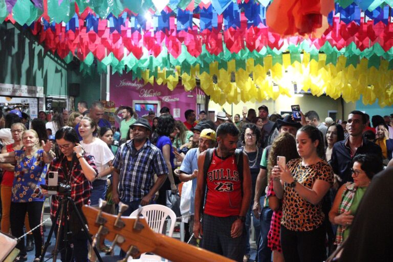 Começando a semana, a Vila do Artesão apresenta, neste domingo, Trio Forró Legal e Forró do Vicentão