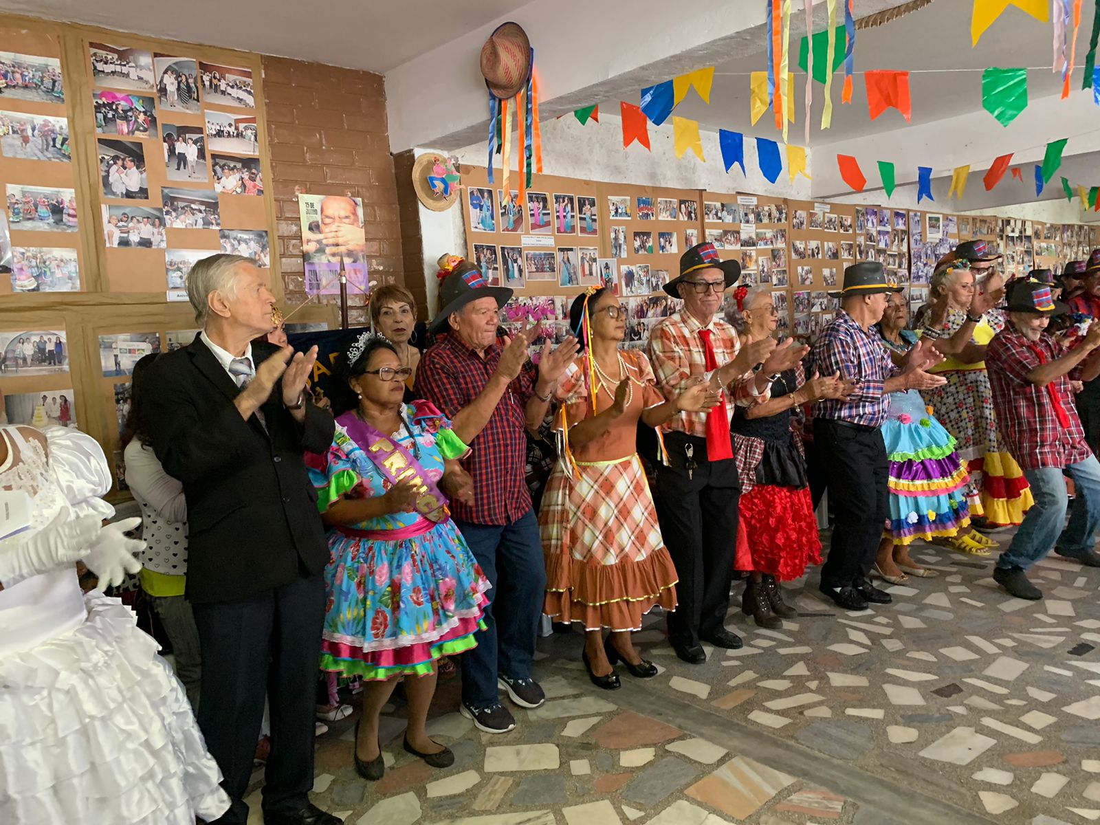 FESTAS JUNINAS: Prefeitura realiza Confraternização reunindo cerca de 200 idosos, no CMCI nos Cuités