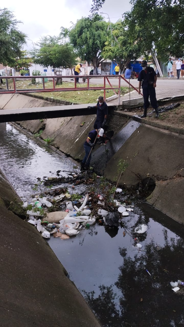 Ações de conscientização da Sesuma chamam atenção pela quantidade de lixo jogado nos canais da cidade