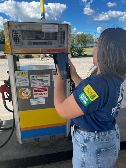Procon Municipal: Preço do litro da gasolina reduz 2,20% e do diesel sobe 0,84% em Campina Grande