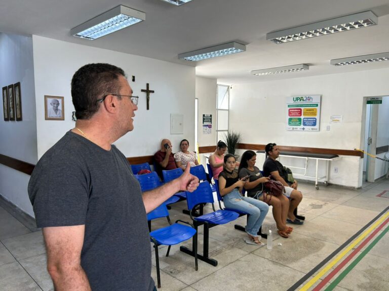Em primeiro dia como secretário de Saúde, Carlos Dunga visita UPA e acompanha vacinação em Campina Grande