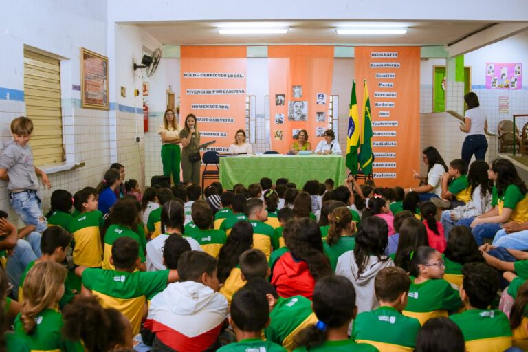 Dia D do Currículo Local: Exposição de acervo pessoal do compositor do hino de Campina Grande é levada às escolas da Rede