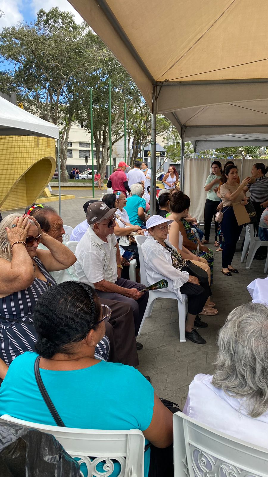 Prefeitura de Campina Grande oferece serviços na Praça da Bandeira, como parte da programação de Valorização da Pessoa Idosa