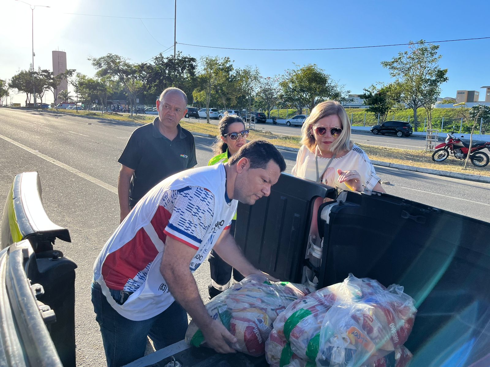 STTP faz entrega de alimentos arrecadados durante passeio ciclístico que marcou o encerramento da Semana Nacional de Trânsito