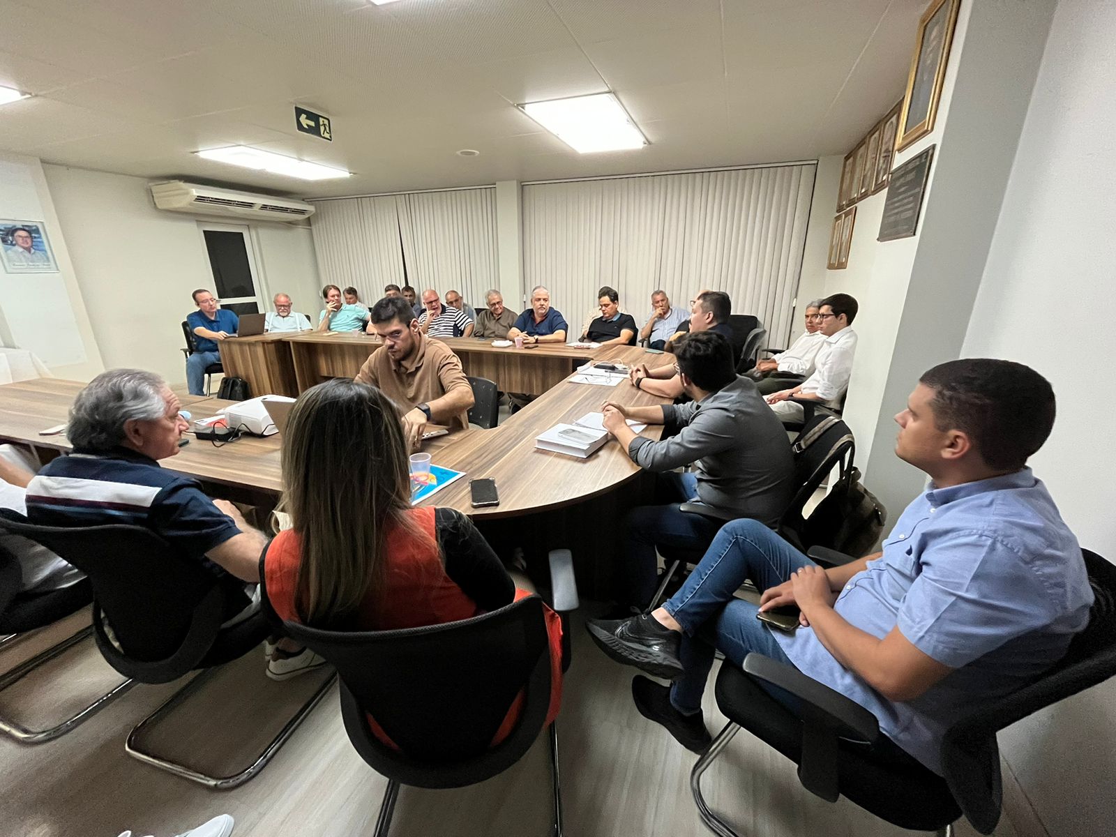 Superintendente da STTP apresenta projetos para melhorias do trânsito e mobilidade no Centro da cidade durante reunião na Associação Comercial