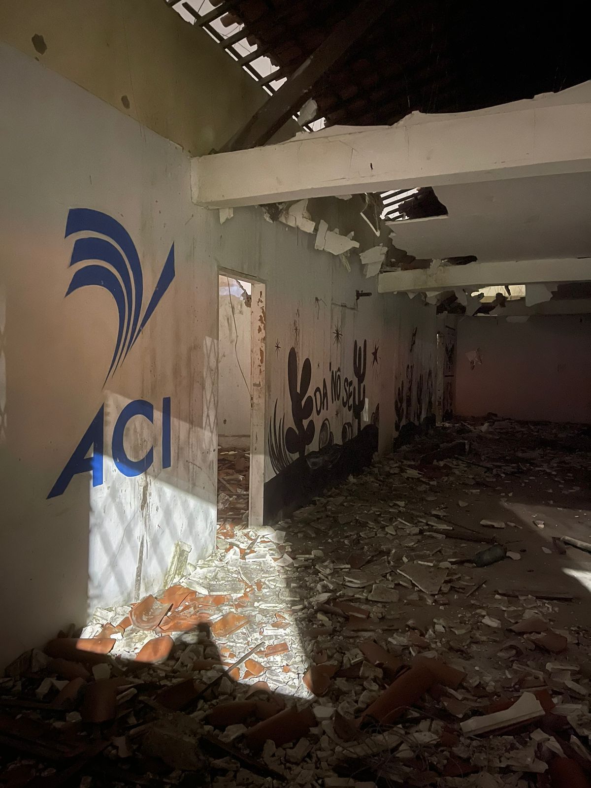Prefeitura decide demolir prédio abandonado da antiga sede da ACI, que estava servindo de ponto para consumo de drogas