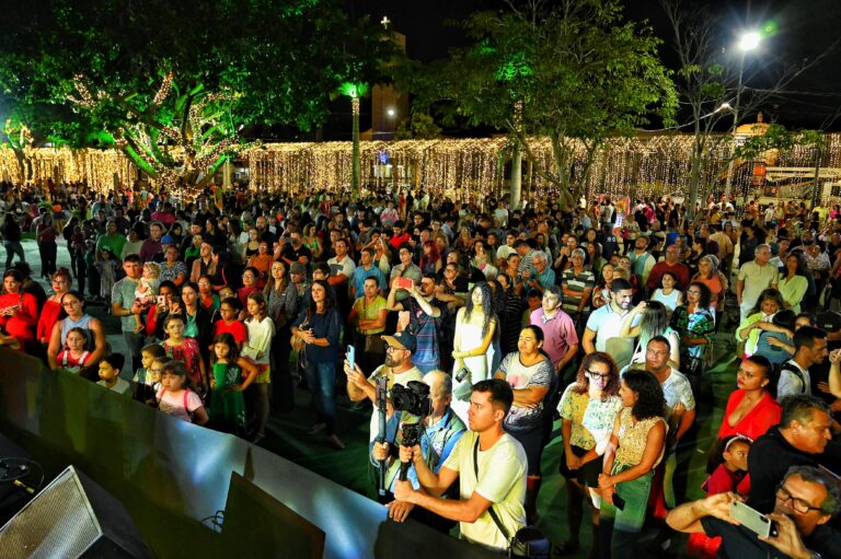 Com multidão às margens do Açude Velho e desfile da Caravana da Coca-Cola, Prefeitura de Campina Grande dá início à programação do Natal Iluminado 2023