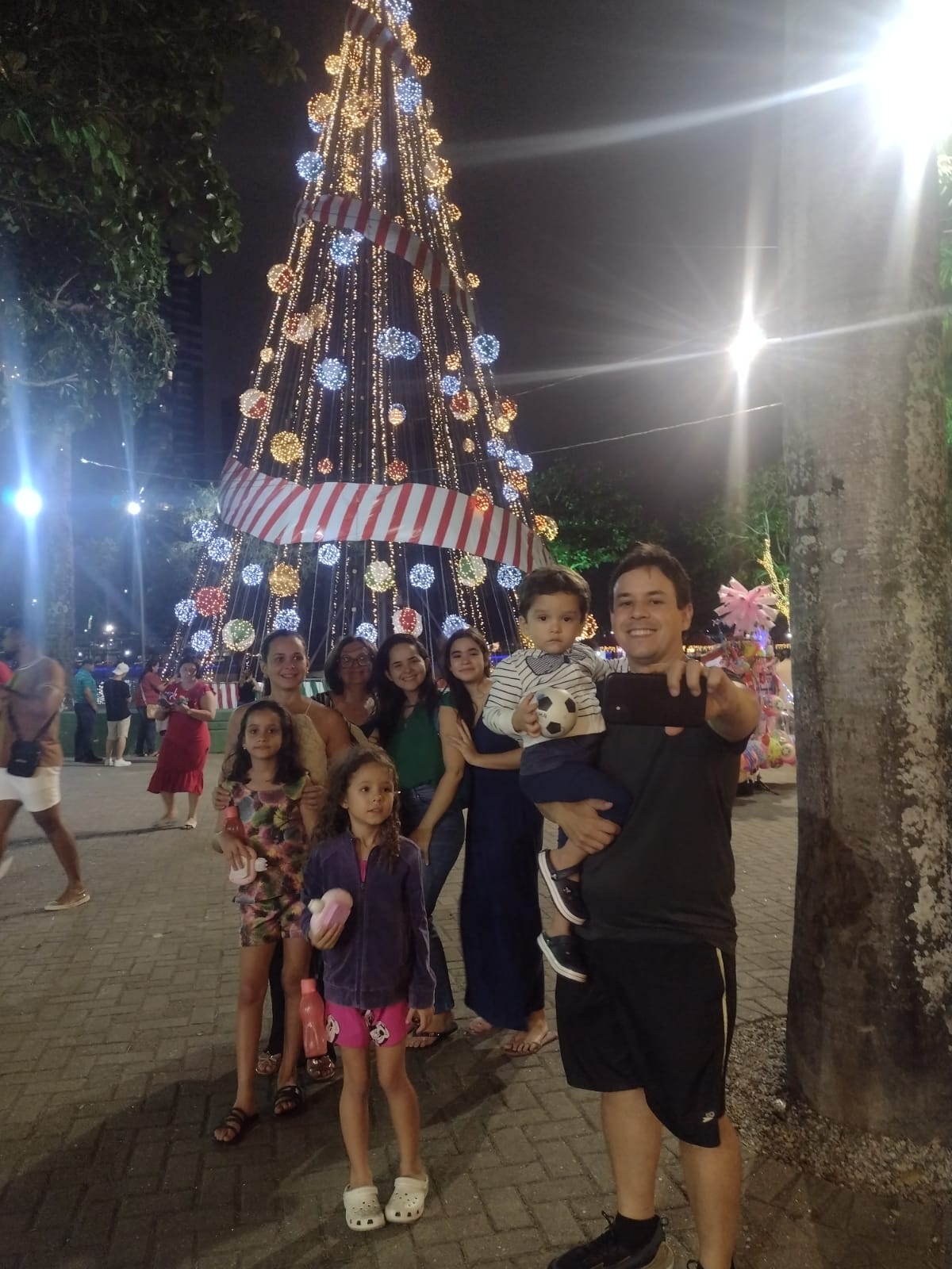 Público prestigia Natal Iluminado em véspera de feriadão