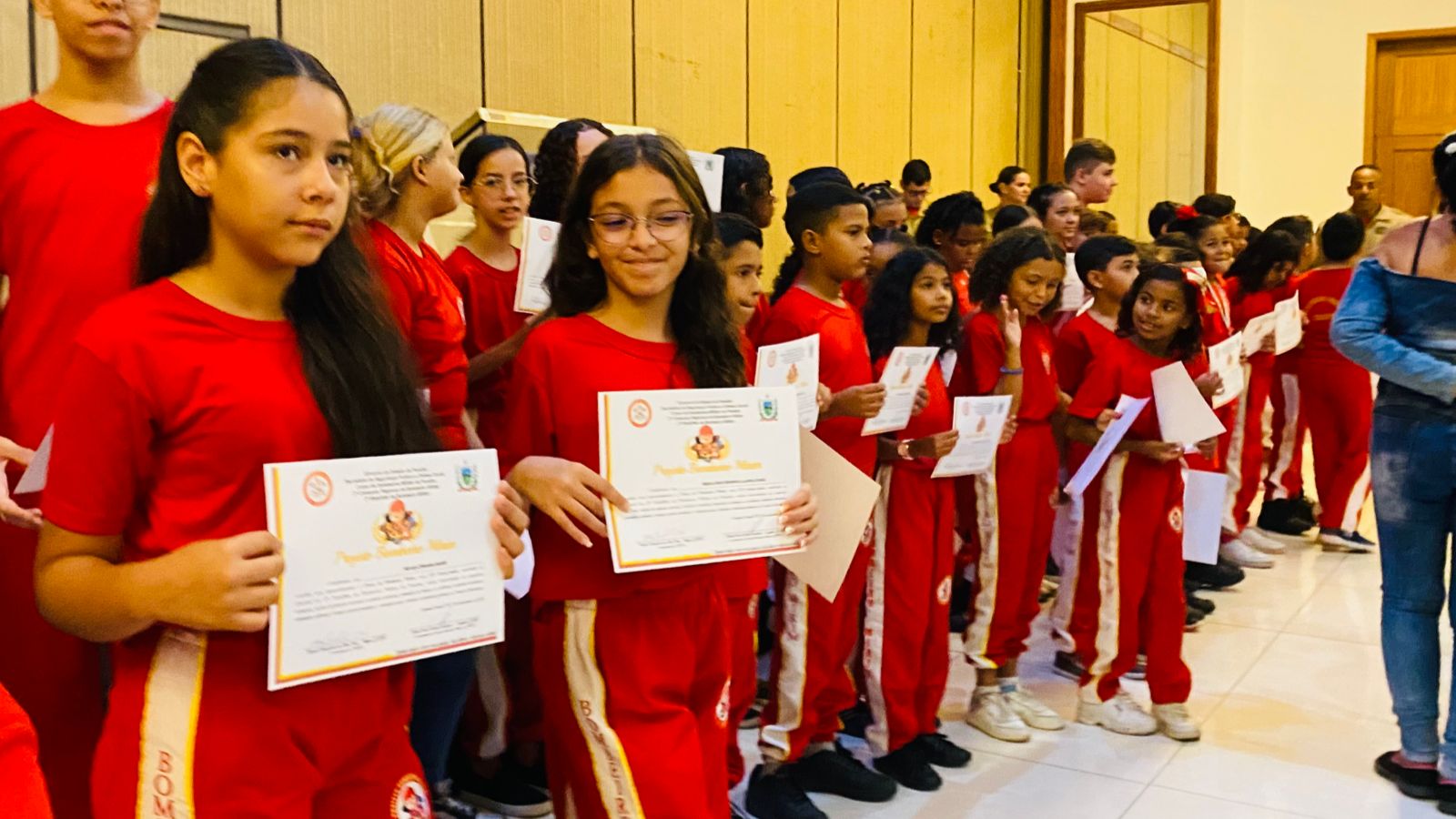 Crianças e adolescentes acompanhados pela Prefeitura recebem certificado de conclusão na formação em Bombeiro Mirim