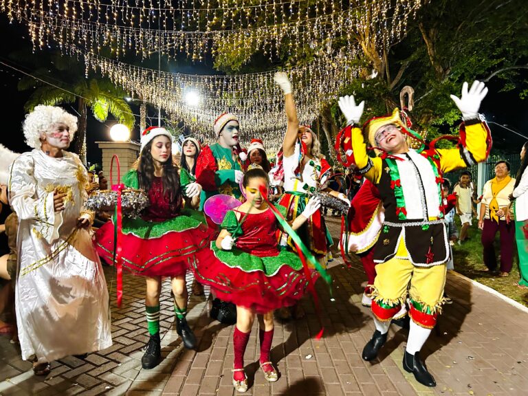 Trupe Natalina e apresentações artísticas encantam público no terceiro fim de semana do Natal Iluminado
