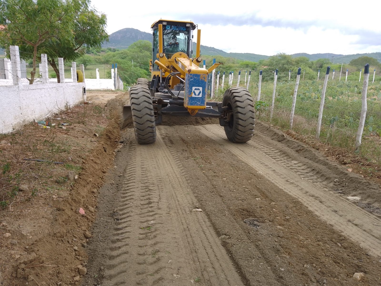 Prefeitura de Campina Grande realiza limpeza de estradas e corte de terra em comunidades rurais