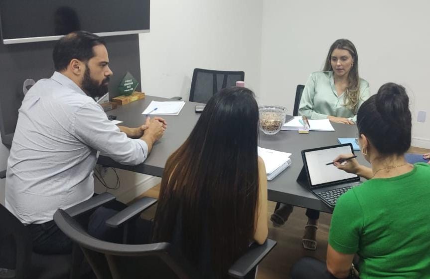 Primeira-dama de Campina Grande e equipes da AMDE, Coordenadoria da Mulher e SEDE se reúnem para elaborar projetos voltados ao Mês da Mulher