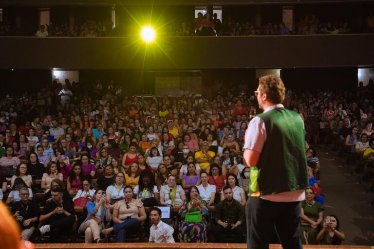 Com Teatro Severino Cabral lotado, Seminário Municipal da Educação é aberto em Campina Grande