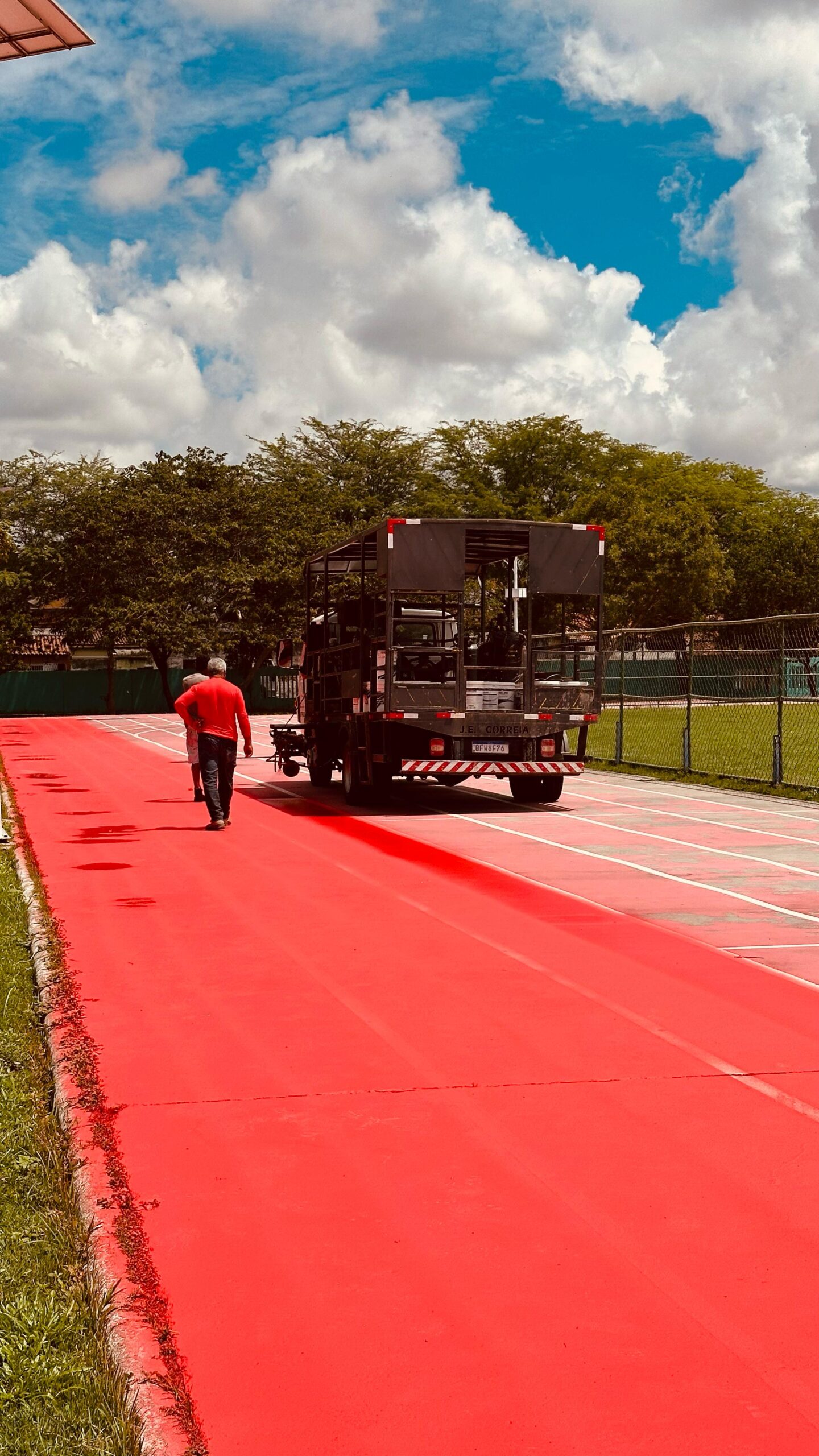 Prefeitura está revitalizando e pintando a pista de atletismo da Vila Plínio Lemos, equipamento foi interditado e só reabre no sábado