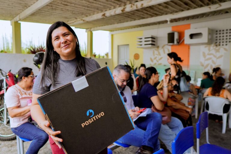 Secretaria de Educação de Campina Grande realiza a entrega de 70 notebooks aos novos profissionais da Rede Municipal