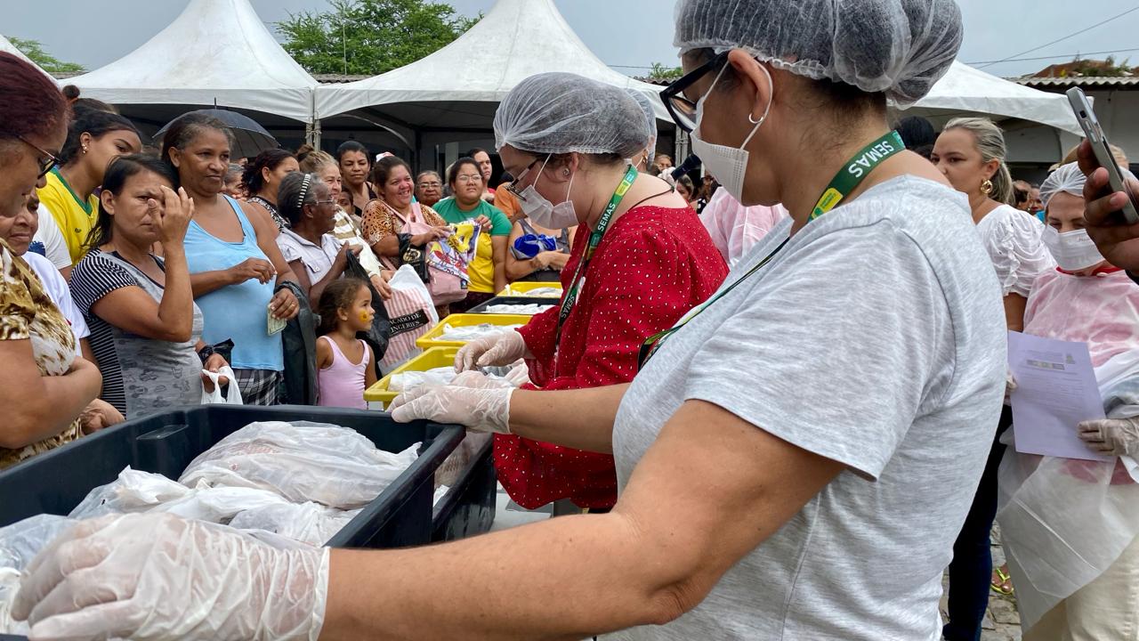 DIA DE DOAR: Prefeitura entrega 2 toneladas de peixes em segunda edição da ação para a comunidade do Jeremias