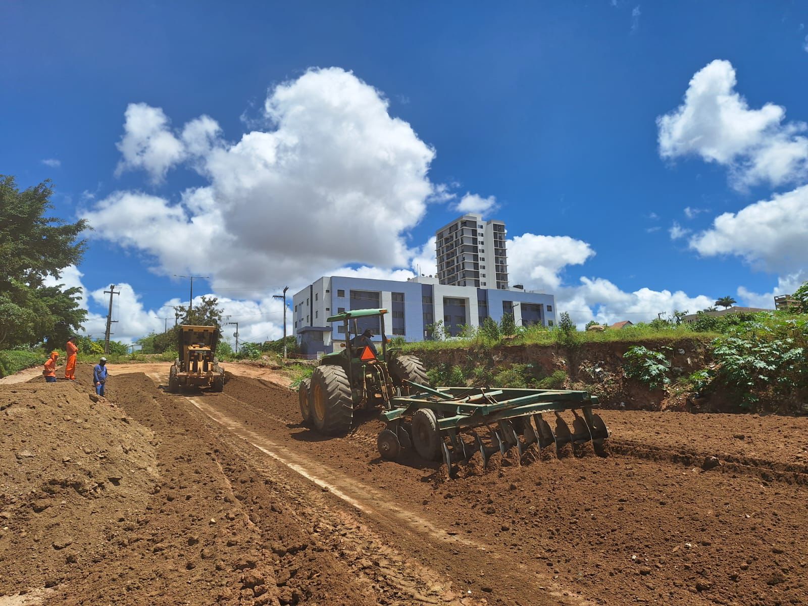 Obras da avenida Félix Araújo estão em ritmo acelerado com etapas de terraplanagem e serviços de drenagem