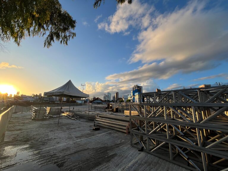 O Maior São João do Mundo: Prefeitura de Campina Grande acompanha montagem da Arena Show no Parque do Povo