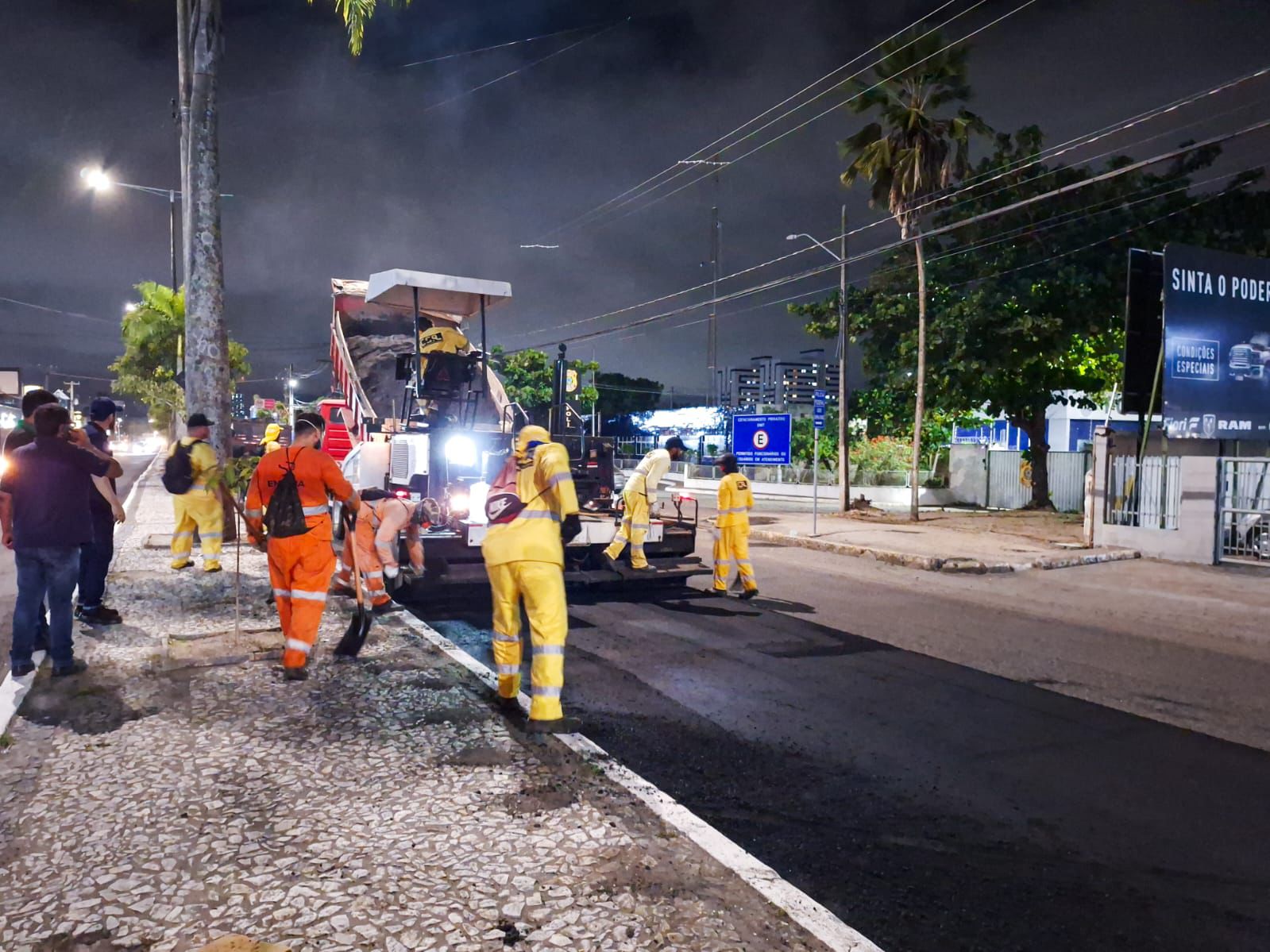 Obras de recapeamento da Avenida Brasília seguem avançando