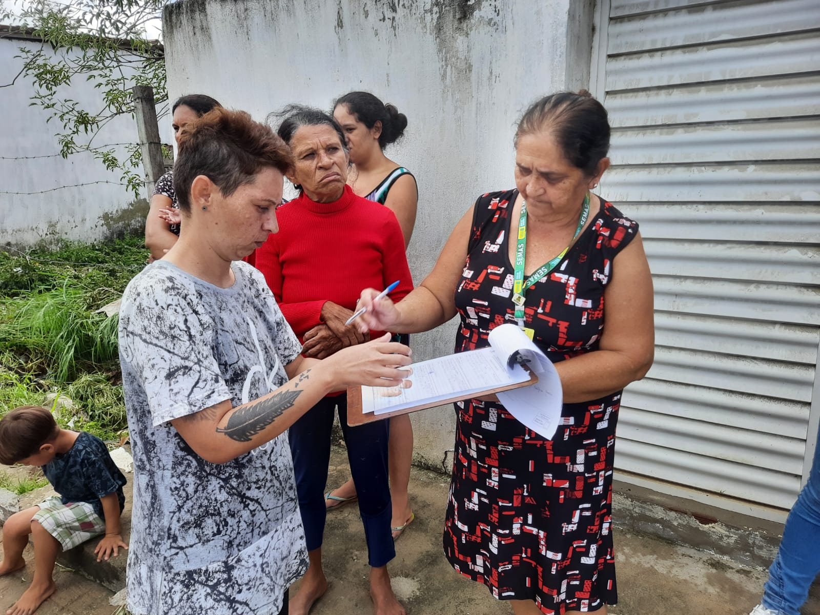 Equipes da Prefeitura de Campina Grande seguem monitorando dezenas de famílias atingidas pelas fortes chuvas desta quarta-feira, em vários bairros da cidade