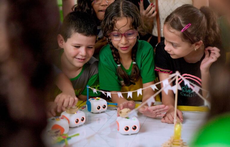 Prefeitura entrega 300 novos robôs para escolas e creches do município