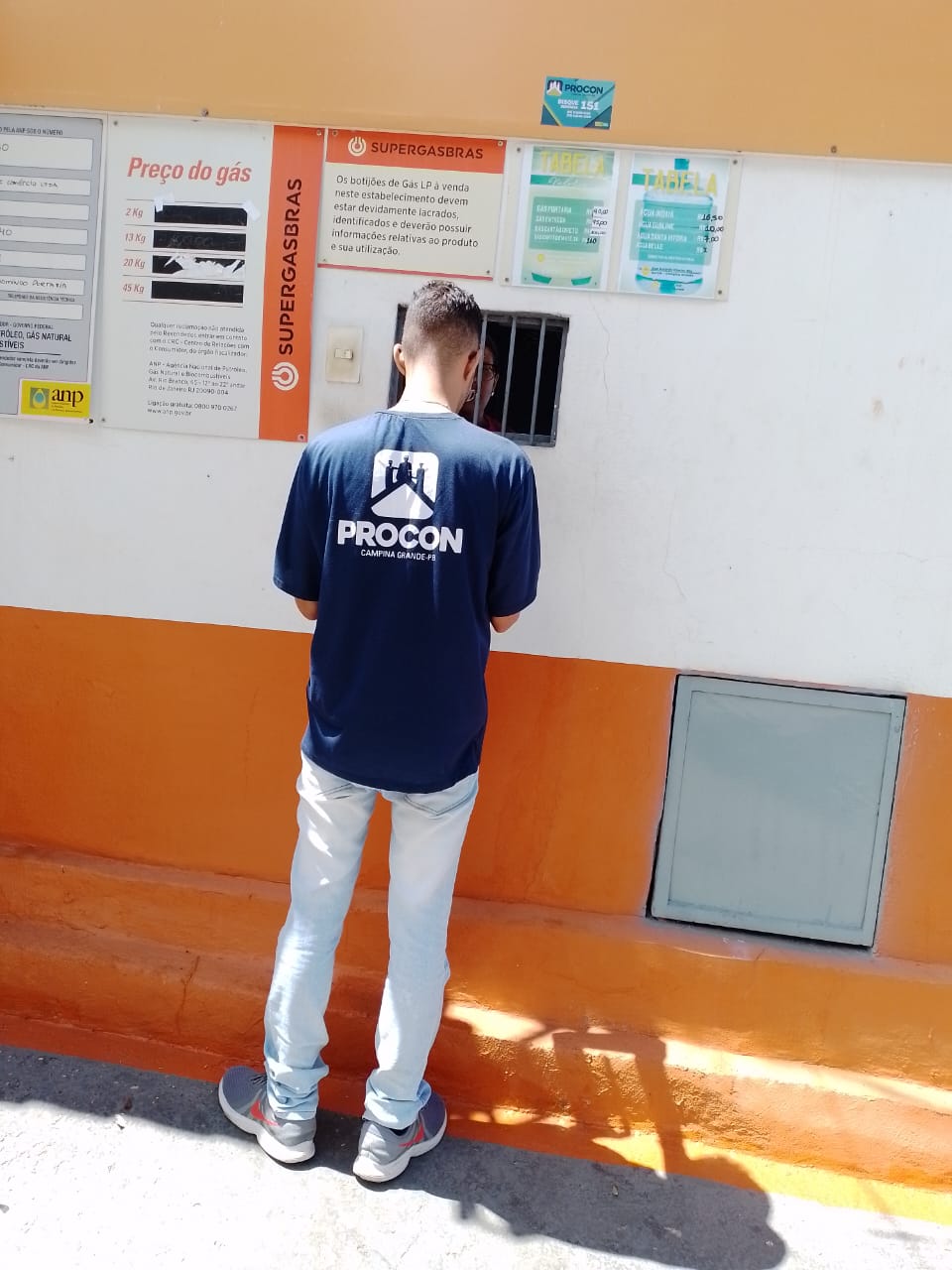 Procon-CG: Botijão de gás de cozinha pode ser comprado a R$ 83,00 e garrafão de água mineral a R$ 5,00