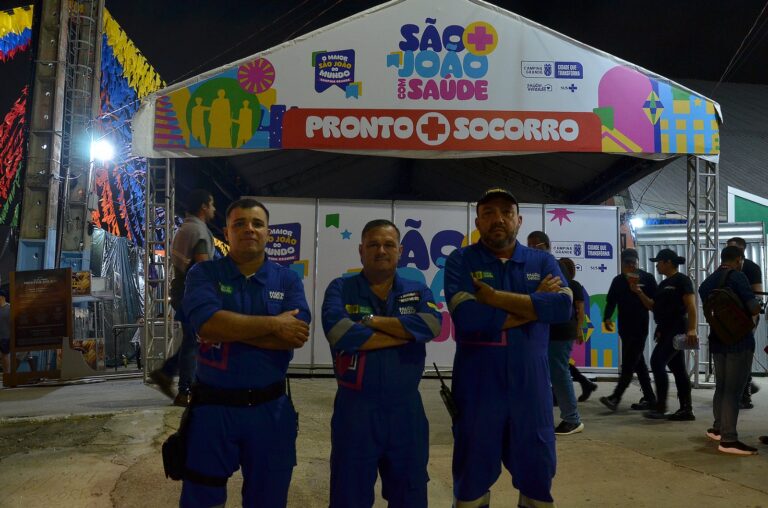 Equipes volantes de saúde prestam socorro médico aos forrozeiros no Parque do Povo