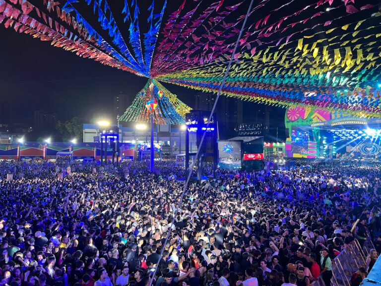 Em noite de sábado com forró pop e piseiro, Parque do Povo fecha os portões