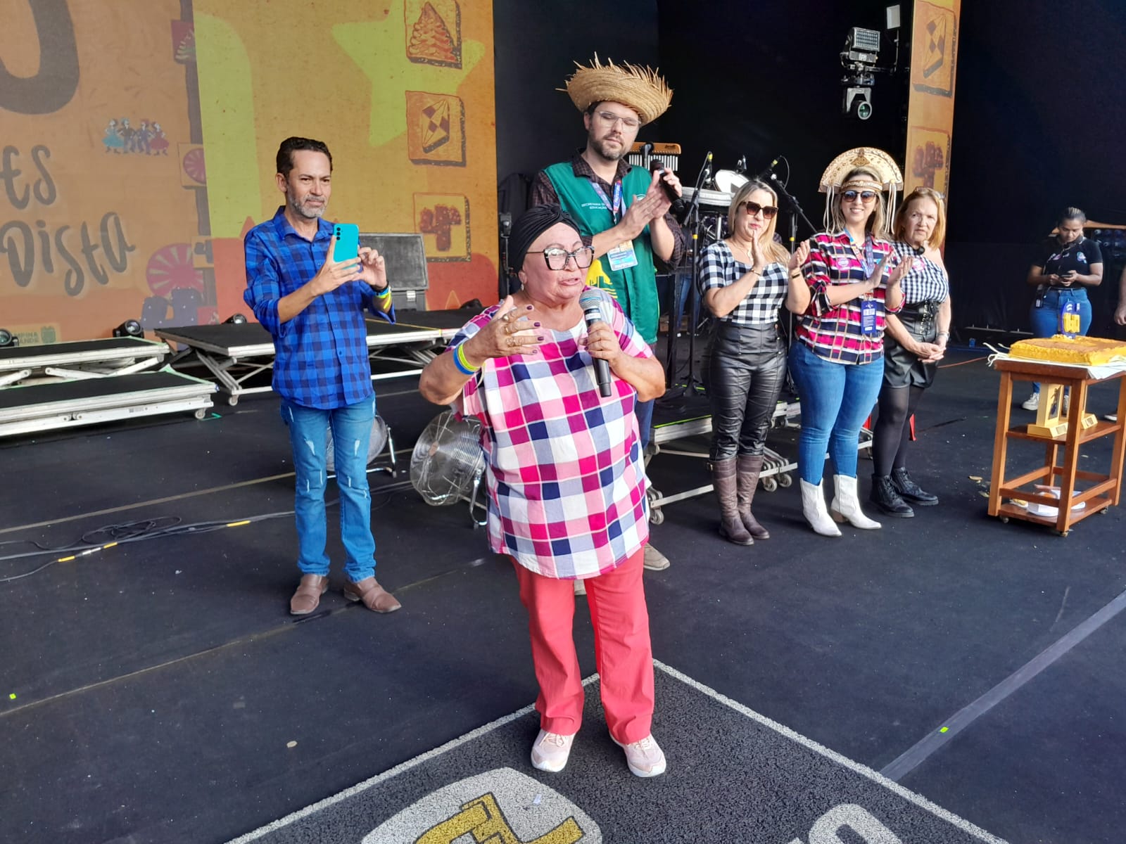 Líder comunitária é homenageada por sua contribuição para os recordes de Campina Grande no Maior Quadrilhão Junino e no Maior Bolo de Milho do Mundo