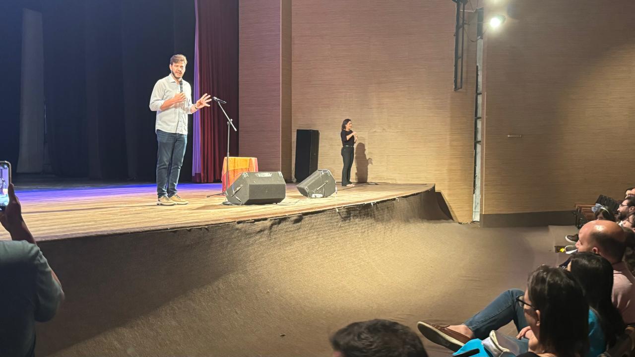 Intérpretes de Libras dão show à parte na abertura da Semana do Servidor, garantindo acessibilidade ao espetáculo de Jessier Quirino