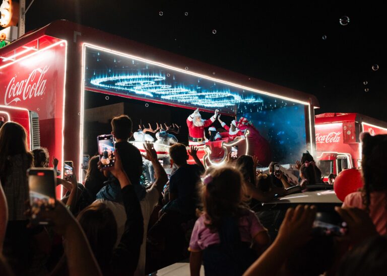 Magia do Natal: Caravana da Coca-Cola reúne multidão pelas ruas de Campina Grande