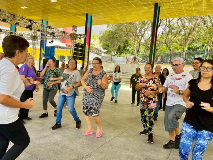 Idosos atendidos pela EMulti são levados ao Parque Evaldo Cruz em momento de descontração e cuidado com a saúde