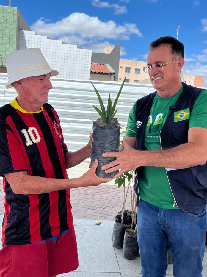 Prefeitura de Campina Grande realiza ação no Aluizio Campos com o Programa Minha Árvore