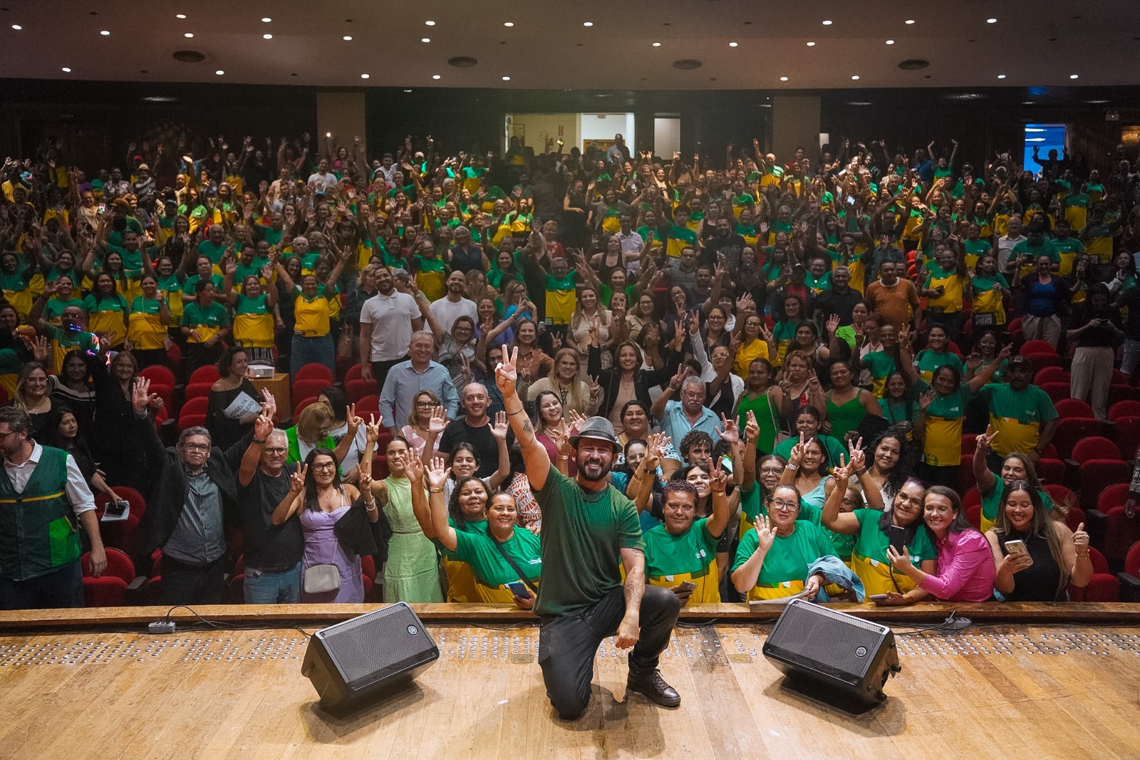 Poeta Bráulio Bessa apresenta Aula Espetáculo para alunos da Educação de Jovens e Adultos, em Campina Grande