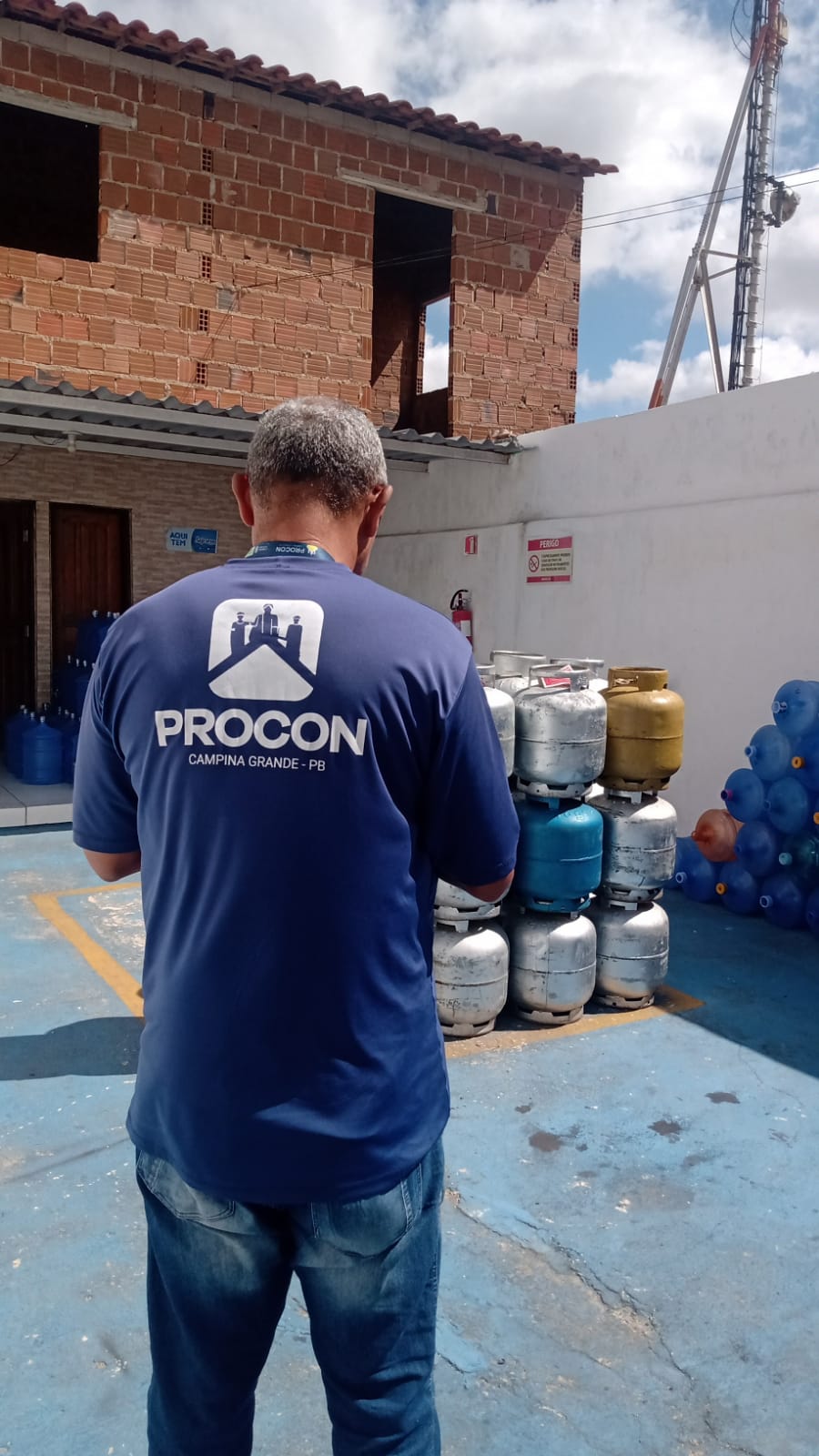 Consumidor pode economizar até R$ 32,00 na aquisição do botijão de gás e R$ 5,50 no garrafão de água mineral, aponta Procon-CG