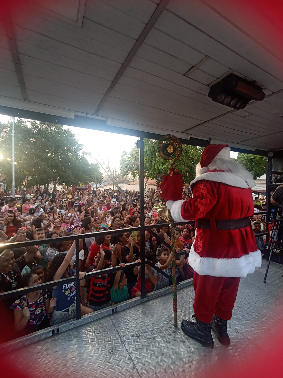 Prefeitura de Campina Grande promove mais uma visita do Papai Noel para cerca de mil pessoas, dessa vez no bairro do Glória