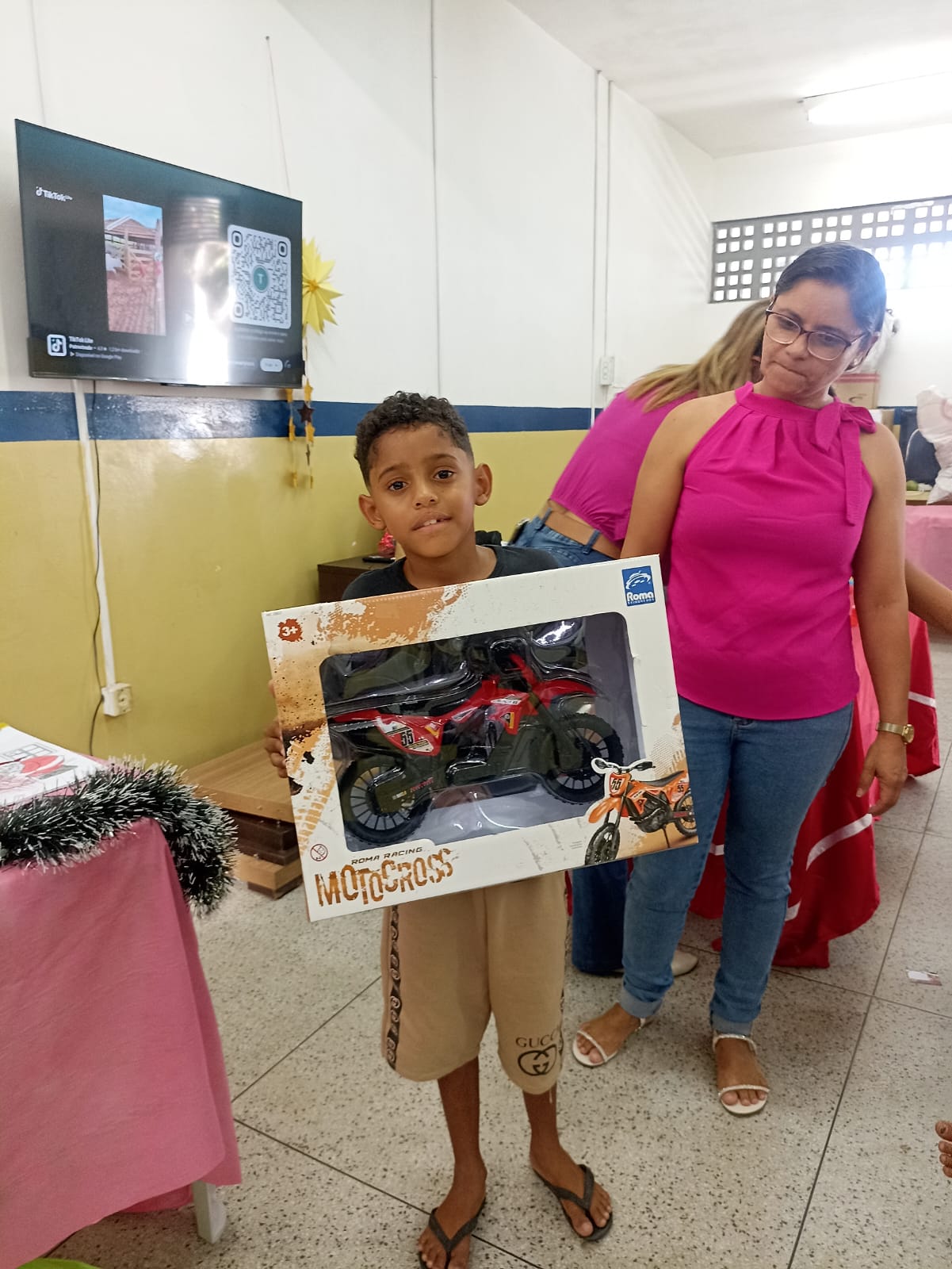 CARTINHAS AO PAPAI NOEL: Crianças e adolescentes atendidos pelo Cras Bodocongó, receberam os presentes nesta quinta-feira